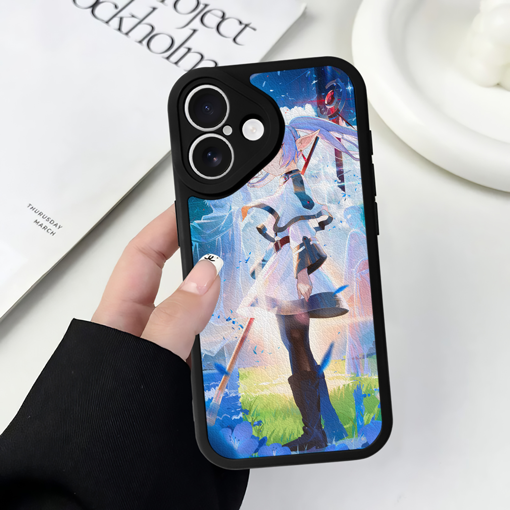 （画像用） 葬送のフリーレン Frieren 【iPhone 16シリーズ対応】シリコンスマホケース（レザー調） 材質：シリコン